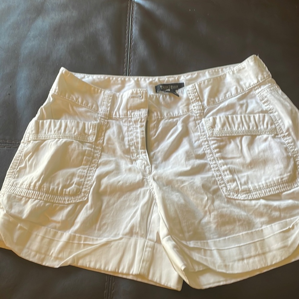 White House Black Market white shirt shorts size 4